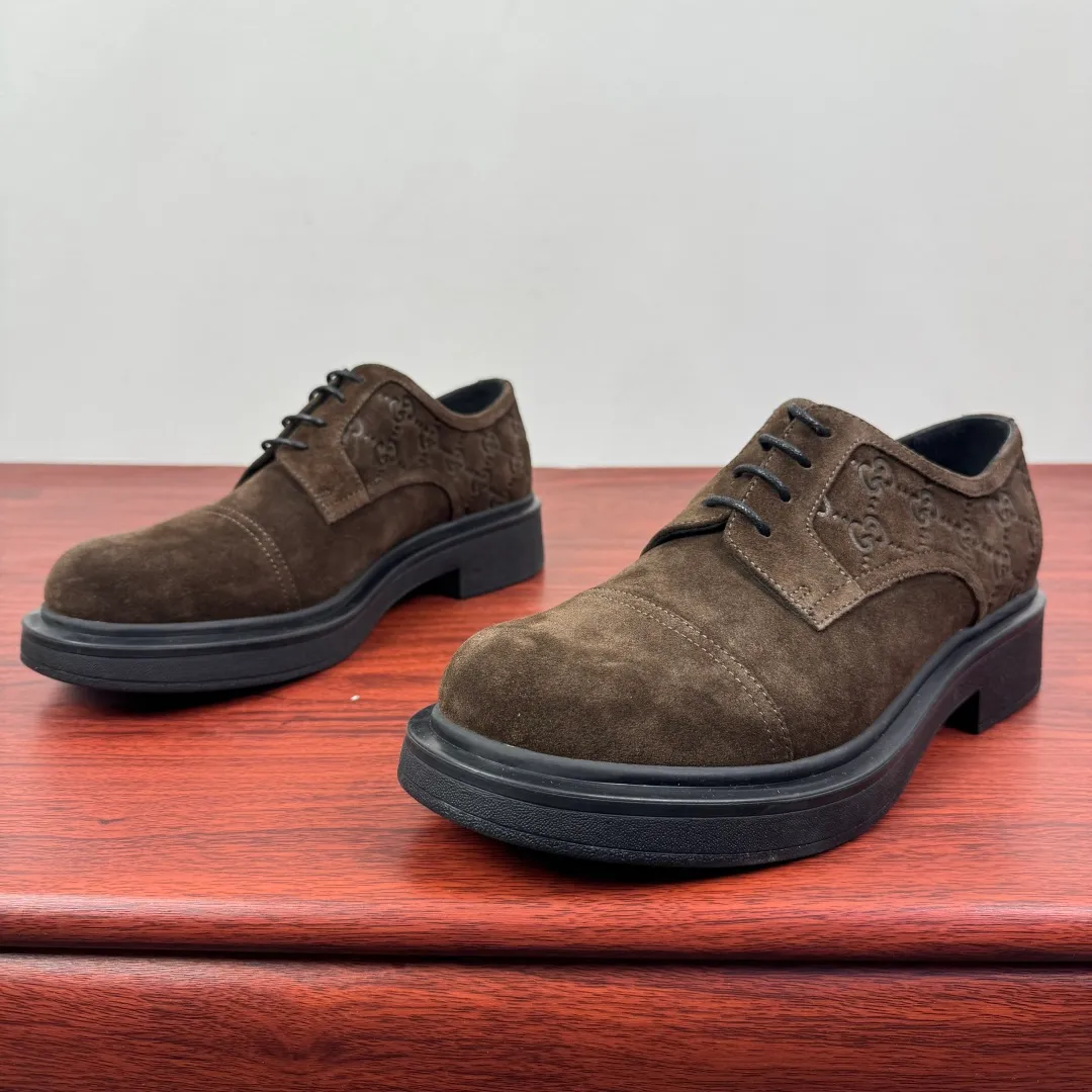 Batch 780 Gucci/Gucci new men's lace-up shoes with GG details, suede leather derby shoes! Rooted in the brand's heritage, these men's lace-up shoes are crafted from suede calfskin and embellished with GG-print embossed suede details in homage to Gucci's iconic monogram. The rubber sole decorated with GG pattern adds a touch of modern fashion to this design. Typical three-joint style design. European and American classic version, full calfskin lining. The overall upper texture is soft and the lining is comfortable and breathable. 2CM thickened soft rubber sole, easy to control. Versatile and stylish upper foot, multiple colors available to meet different matching needs, complete package! Size: 39-40-41-42-43-44 leather shoe size (can be customized to 38.45) Item number: 7826Z suede coffee color
